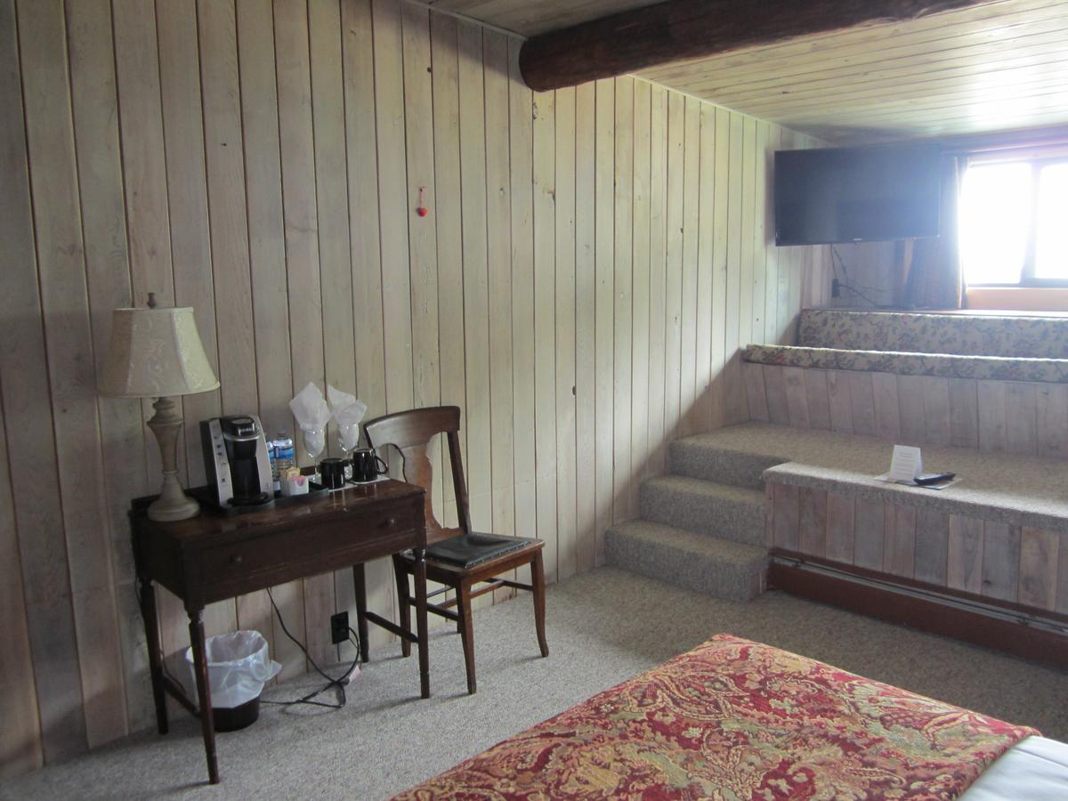 The Surf Lodge And Pub Gabriola Zewnętrze zdjęcie