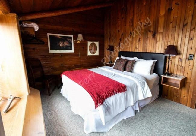 The Surf Lodge And Pub Gabriola Zewnętrze zdjęcie